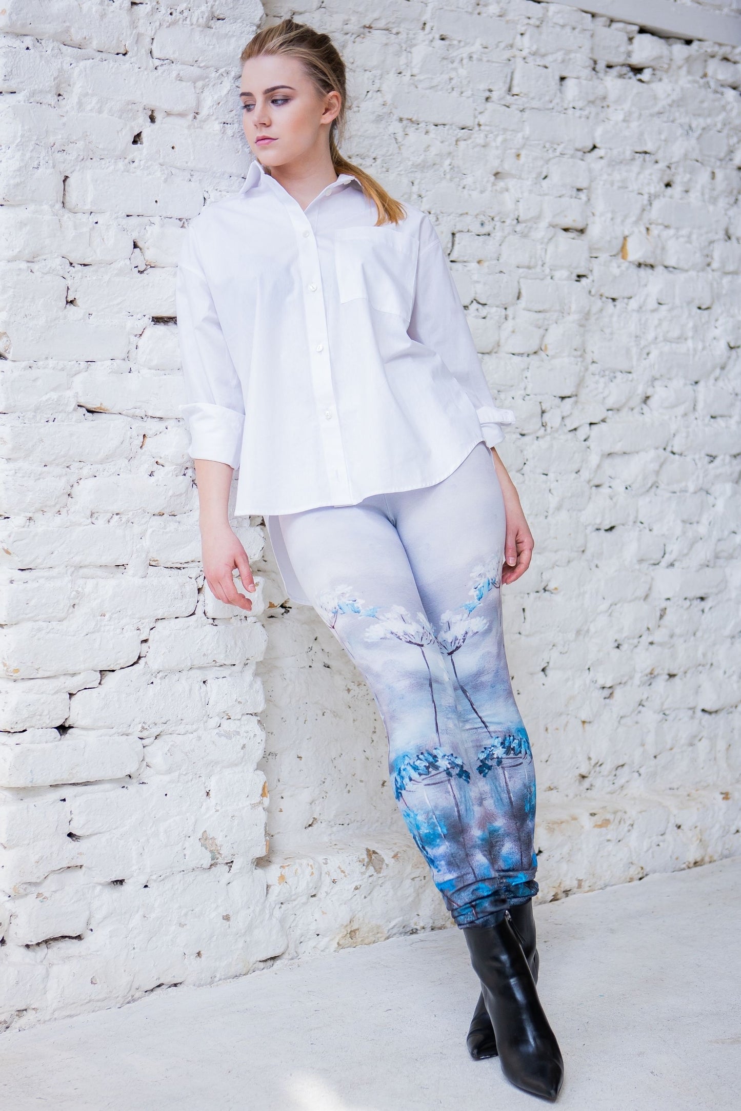 Leggings with painted blue floral print