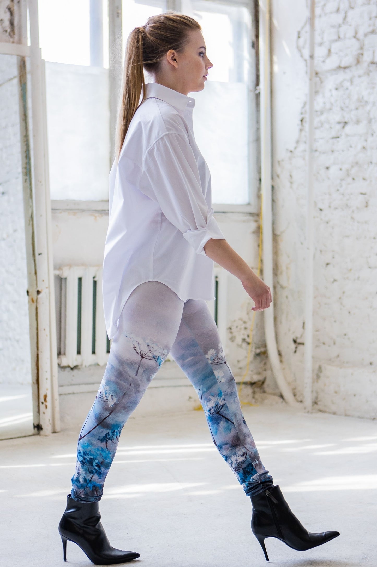 Leggings with painted blue floral print