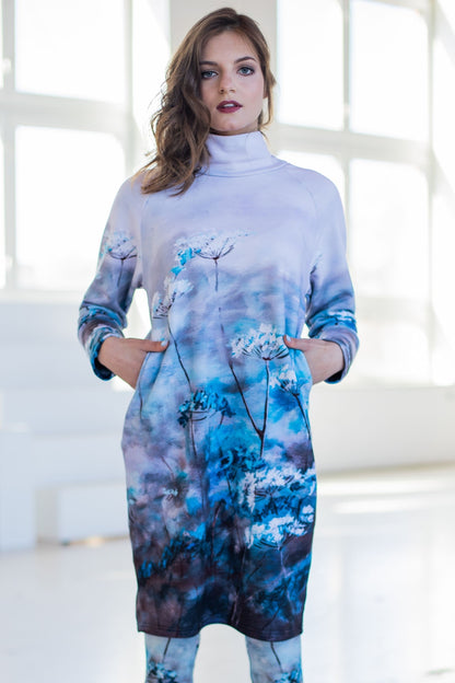 Pulloverkleid / Tunika mit blau-weißem Blumendruck