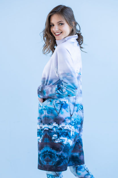 Pulloverkleid / Tunika mit blau-weißem Blumendruck