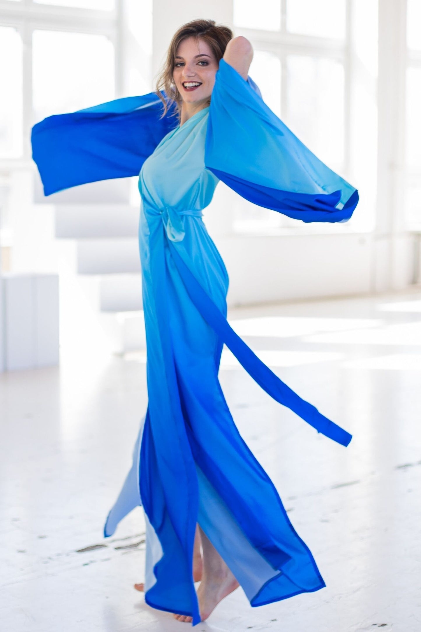 Kimonokleid aus Satin mit Farbübergängen in Blautönen