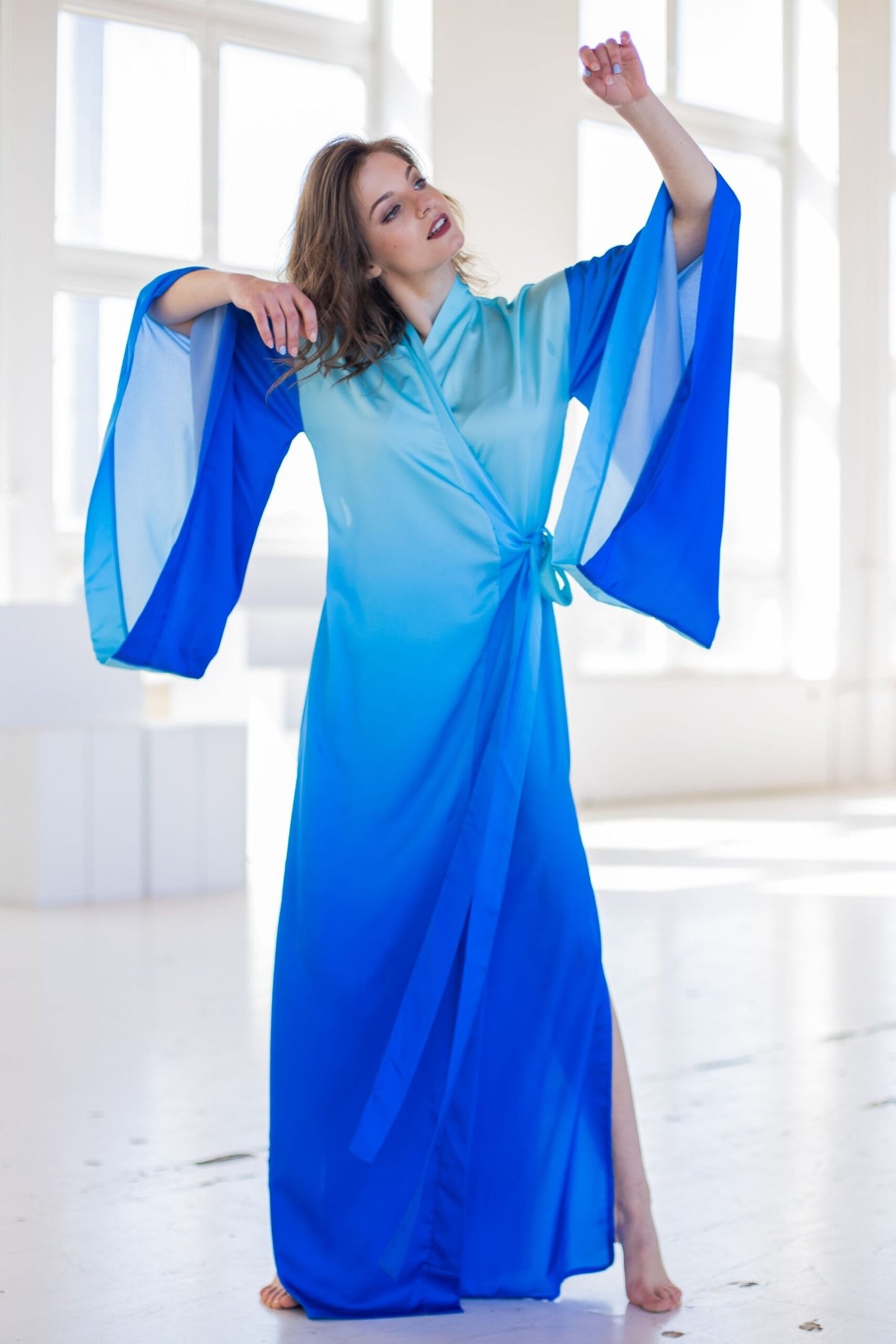 Satin kimono dress with color transitions in shades of blue