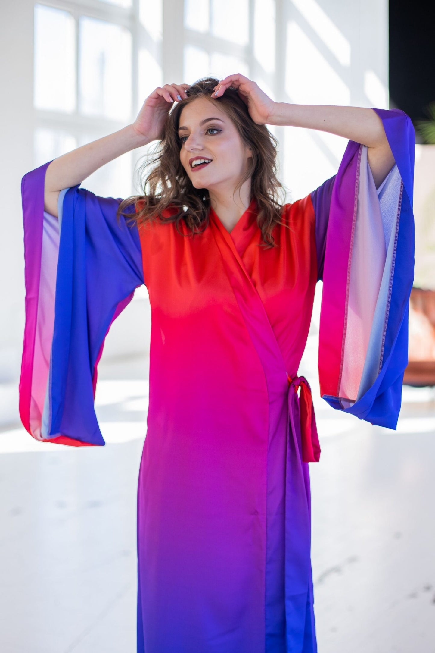 Kimonokleid aus Satin mit Farbübergängen in Lila und Rot