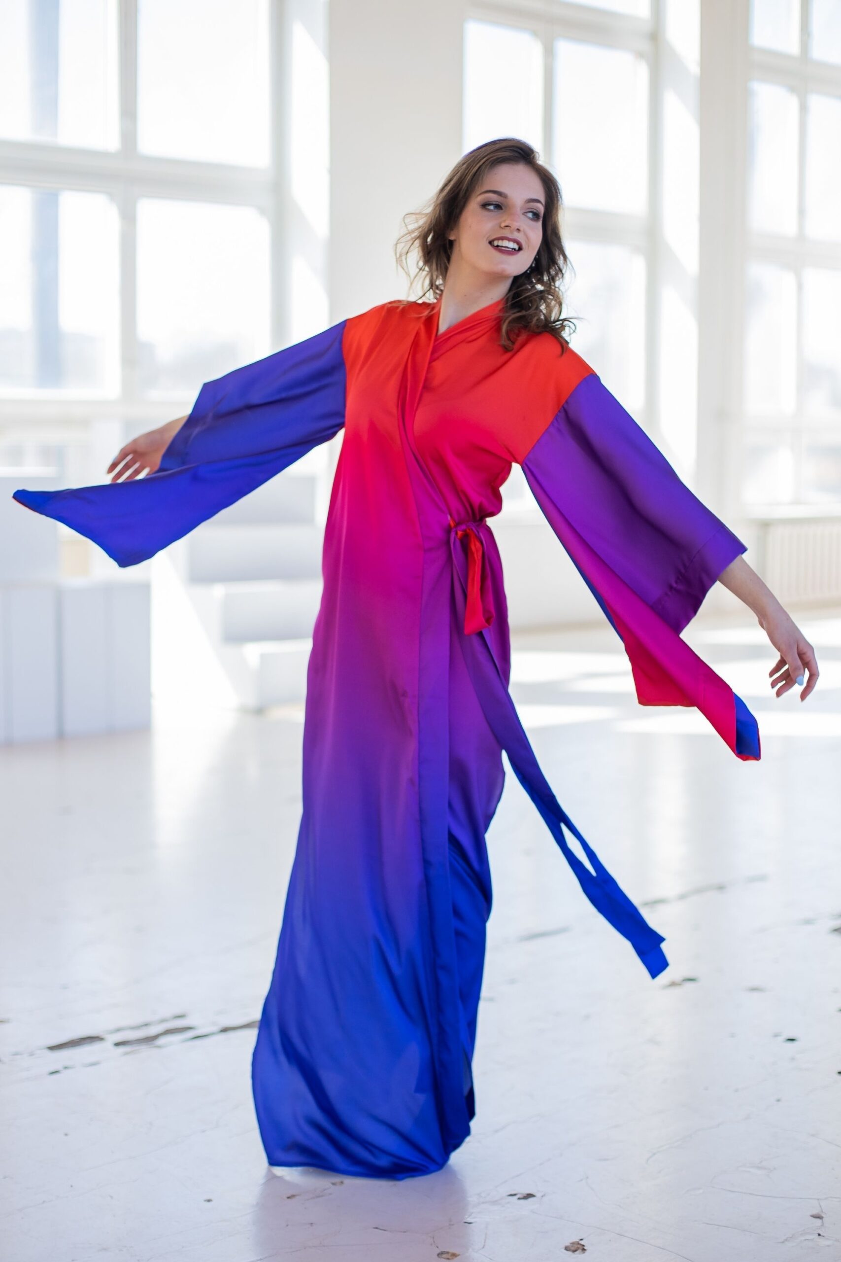 Satin kimono dress with color transitions in purple and red – GUNTINA
