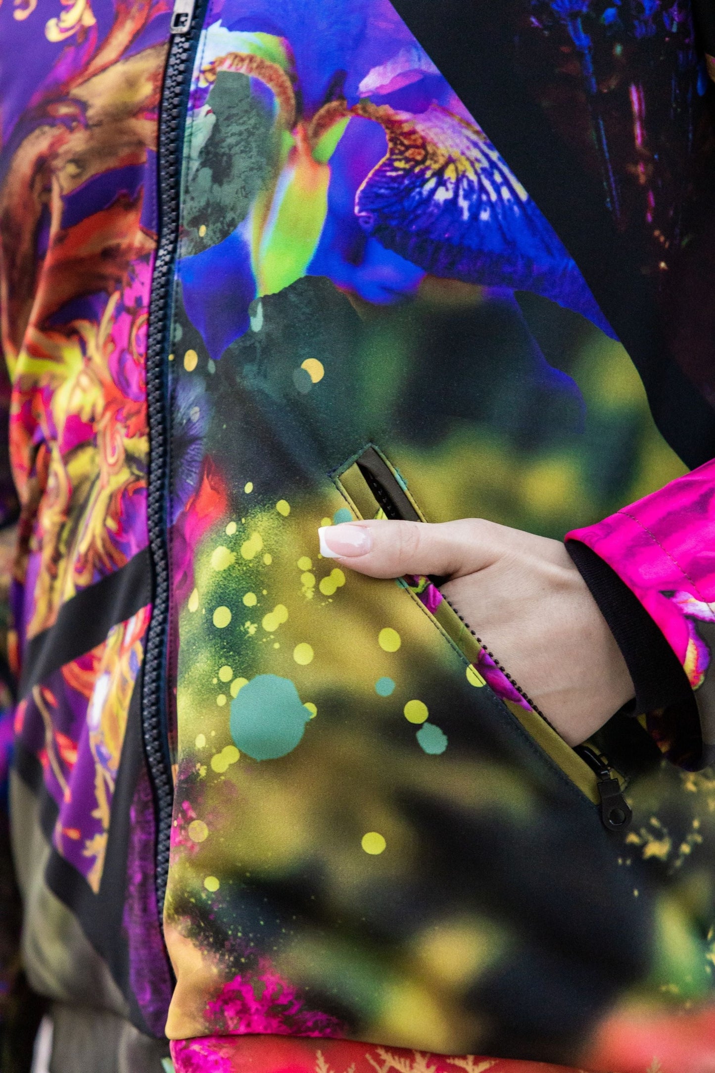 Softshell vējjaka ar krāsainu kolāžas apdruku