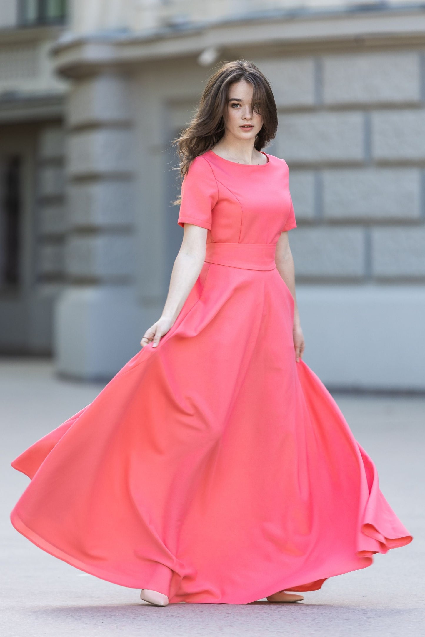 Rožu krāsas gara kleita ar saulīšvārkiem