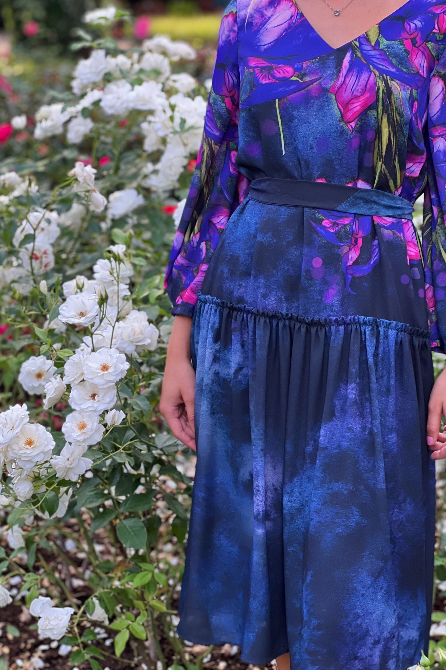 Pusgara šifona kleita pelēcīgi lillā toņos ar gleznotiem īrisiem