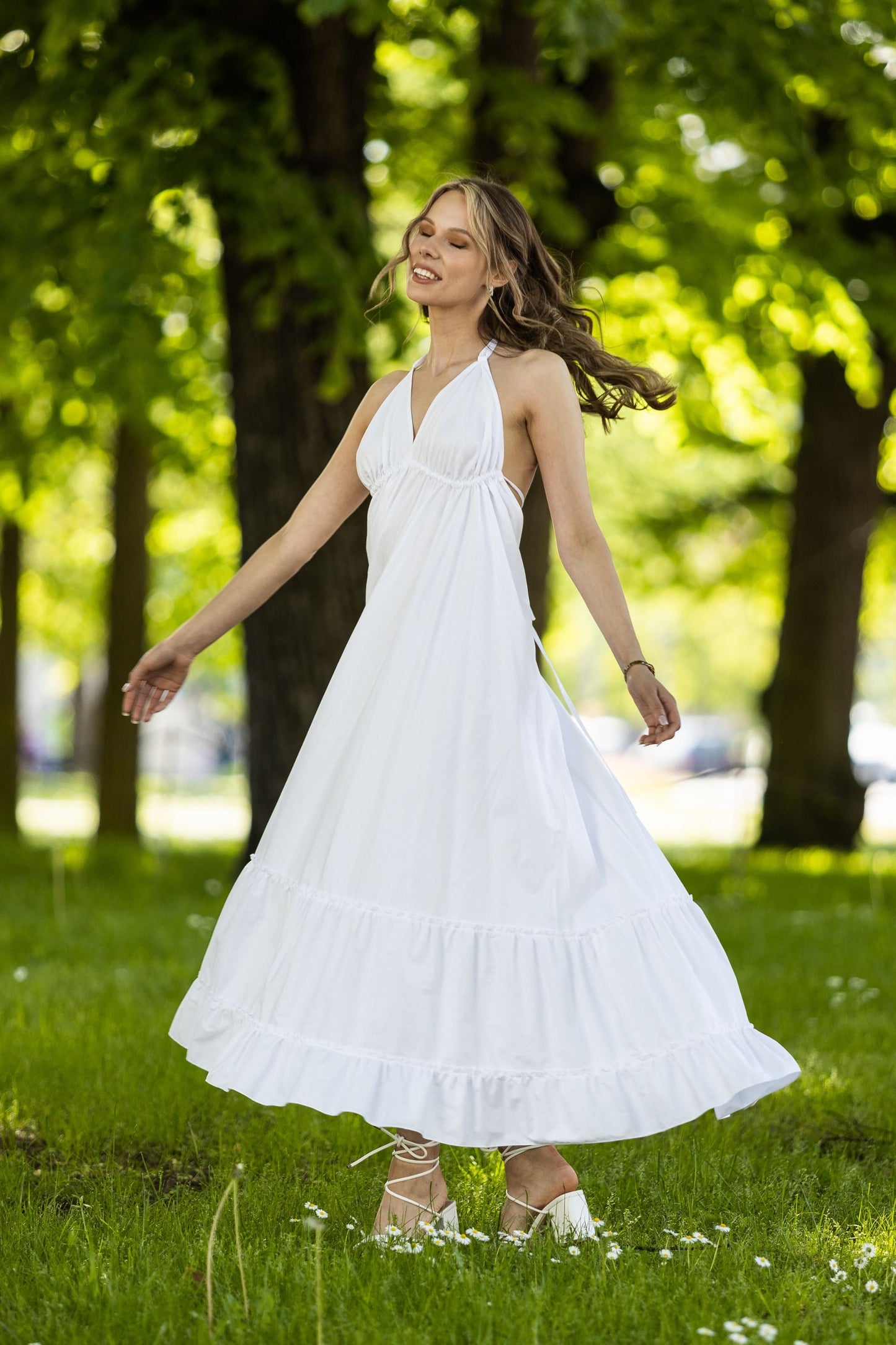 Balta kokvilnas kleita ar šaurām lencītēm