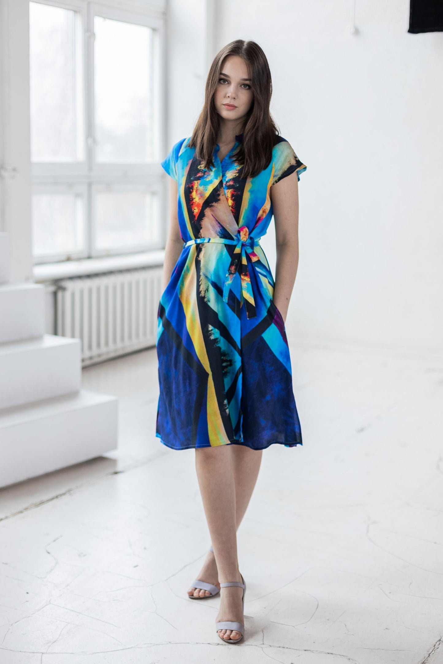 Kimono type dress with belt, abstract line print
