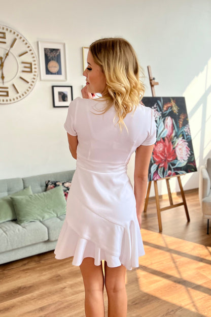 Weißes Sommer-Minikleid mit Rüschen