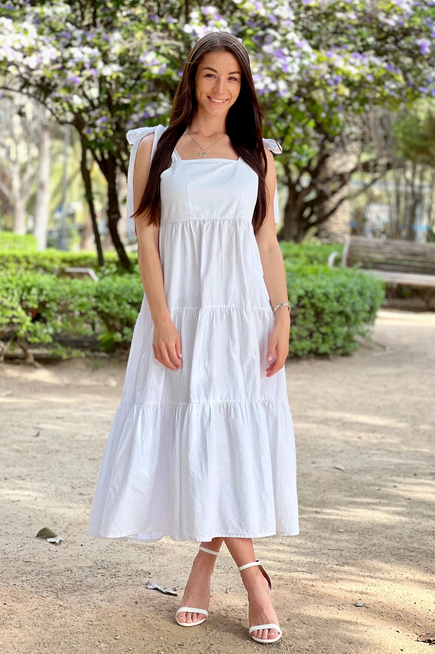 Balta kokvilnas kleita ar bantēm