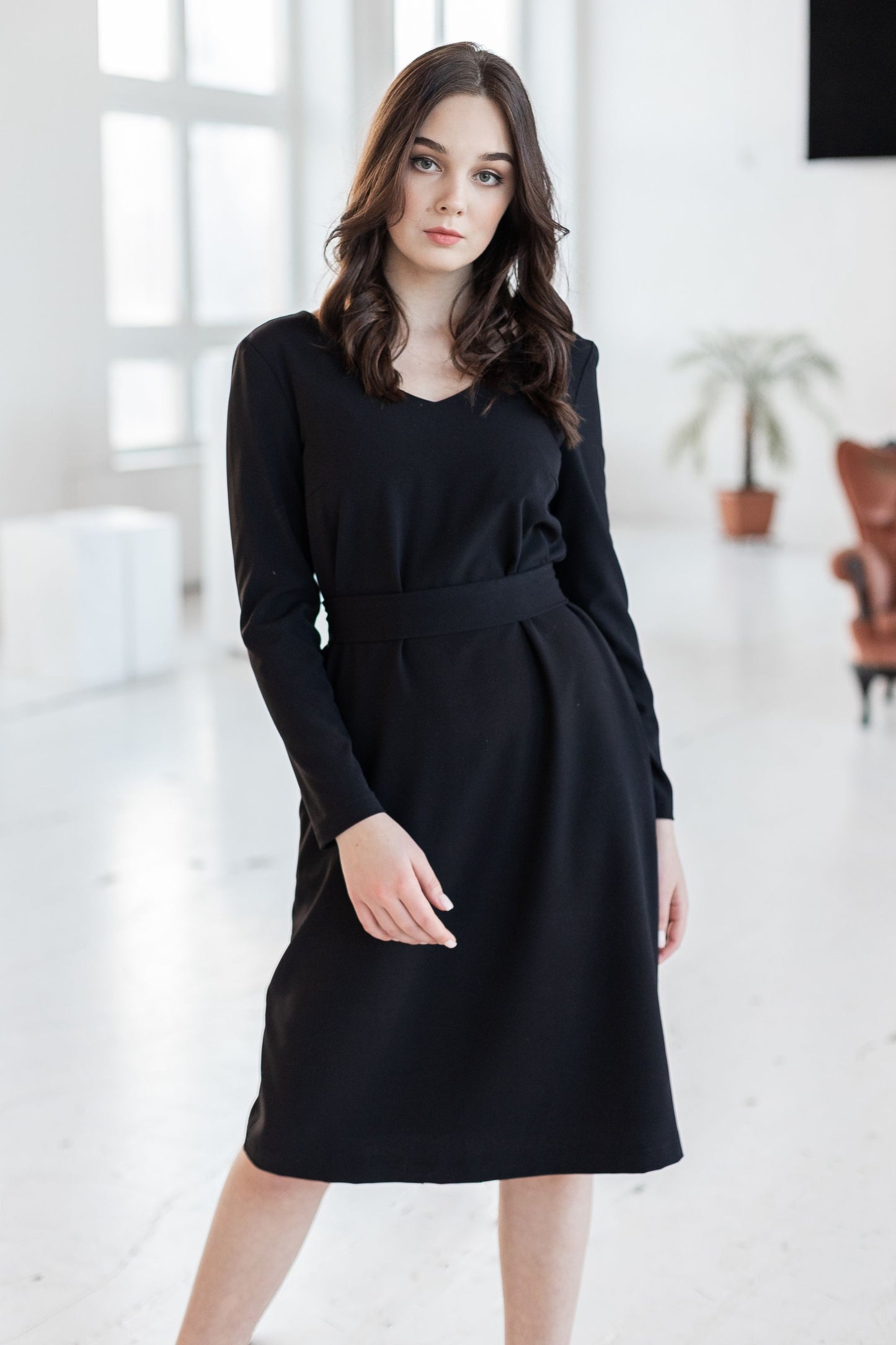 Klasiska, brīva stila melnā kleita ar jostu