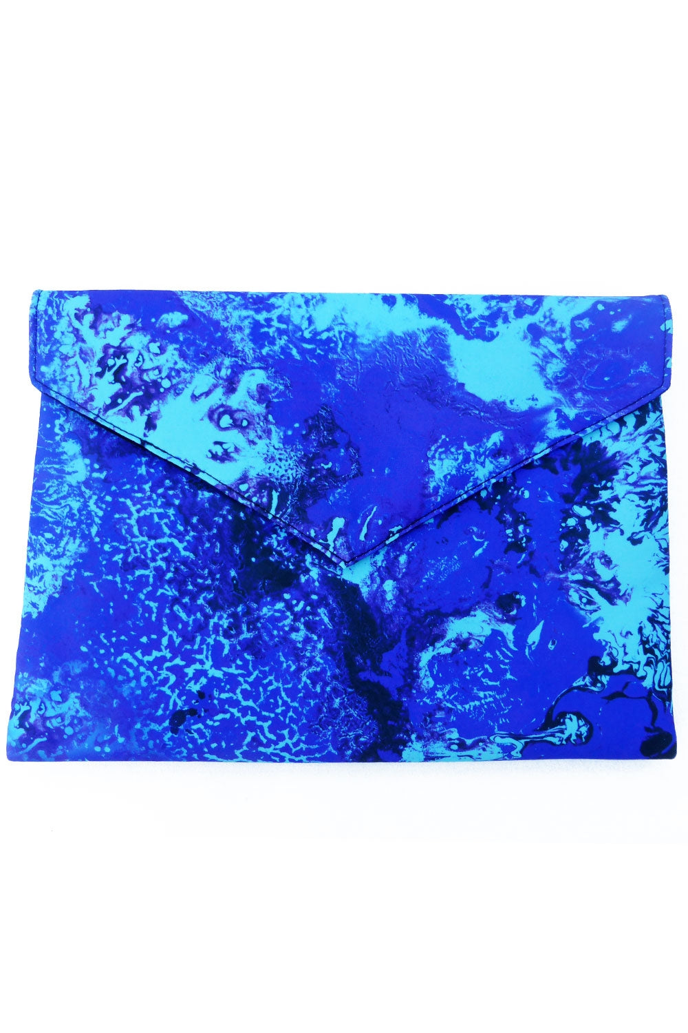 Rokassomiņa ar abstraktu zili lillā apdruku