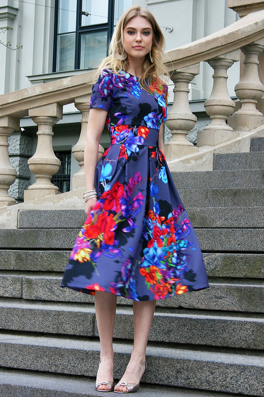 Graues Kleid mit gemalten hellen Blumen