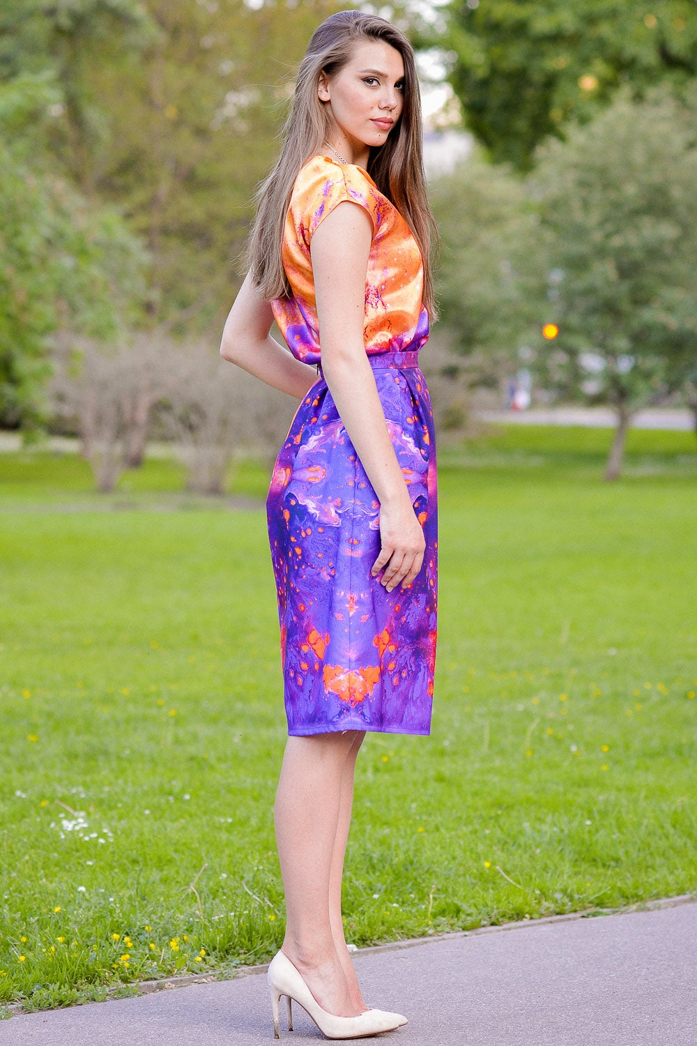 Skirt with abstract yellow-purple print