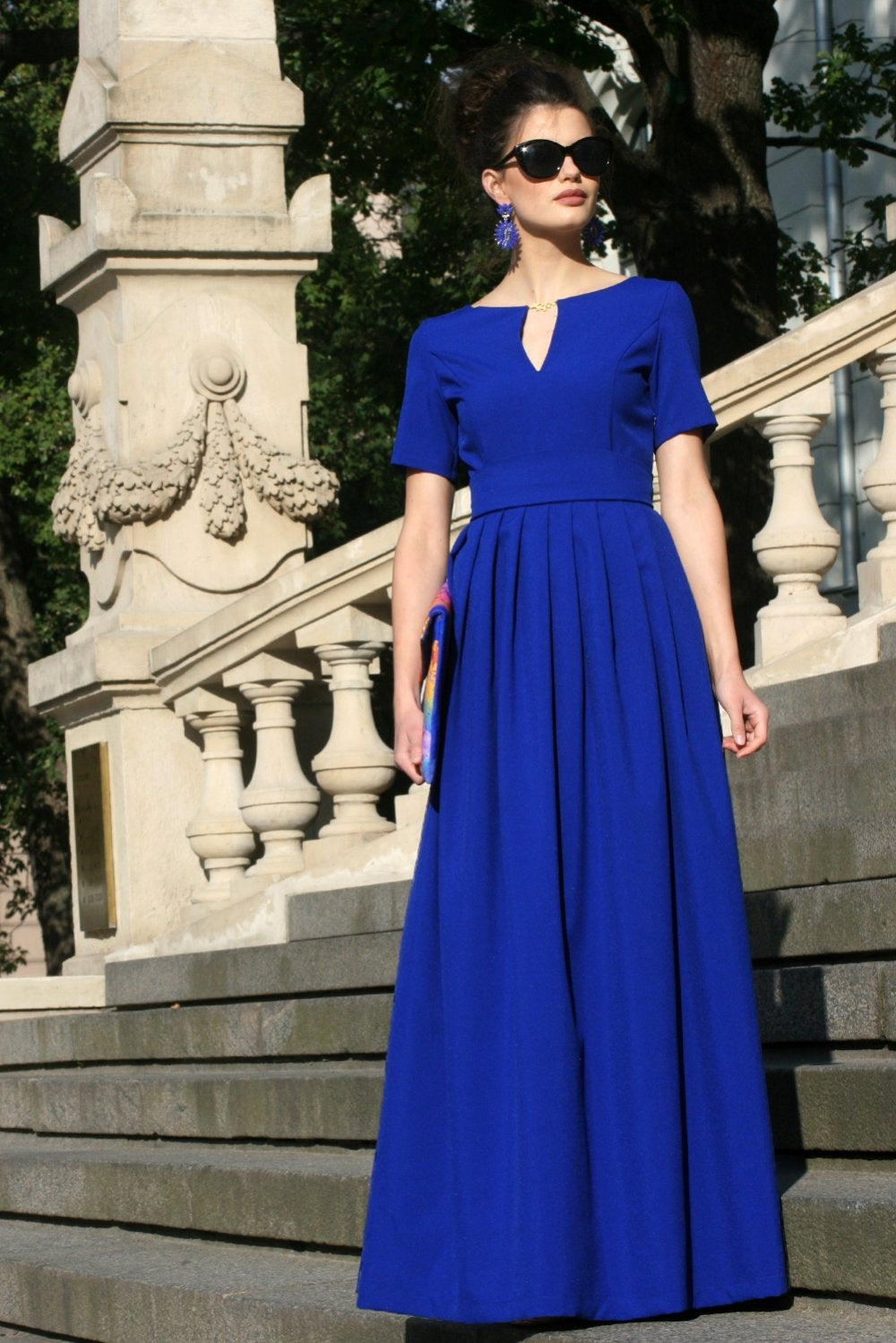 Blue maxi dress with folds and belt