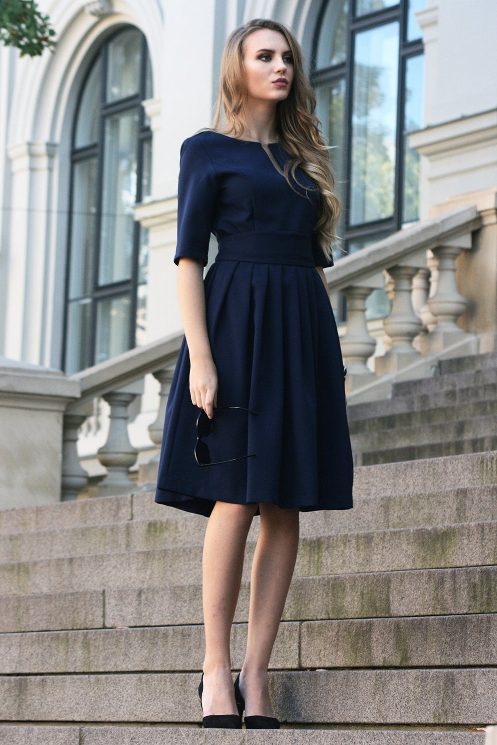 Dark blue dress with pleats. Golden color detail in neckline – GUNTINA