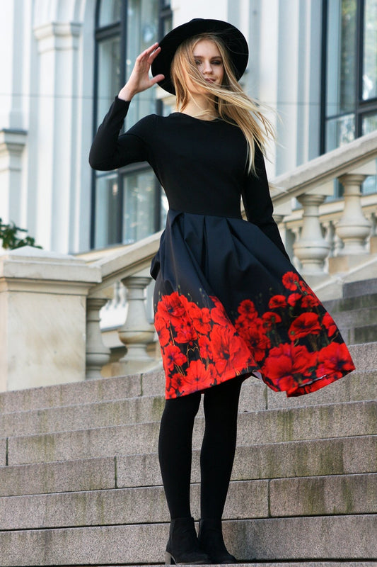 Schwarzes Kleid mit gemalten Mohnblumen 