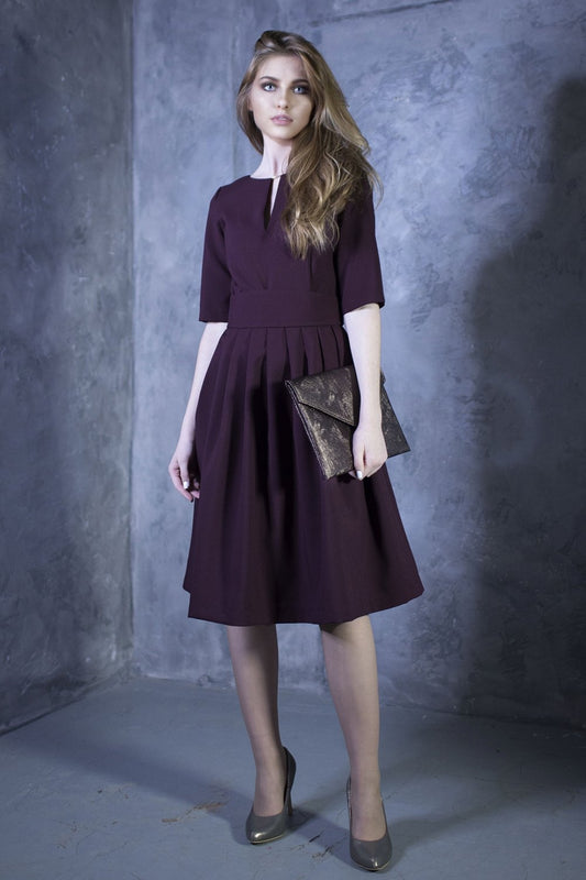 Grape shade dress with pleats. Golden color detail in neckline