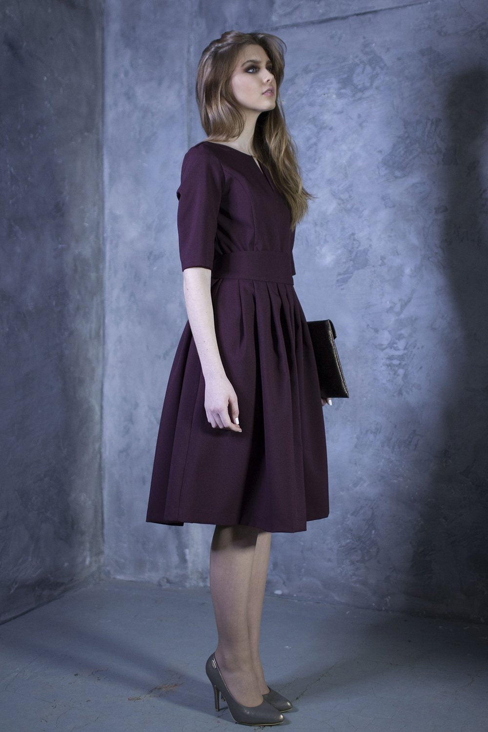 Grape shade dress with pleats. Golden color detail in neckline