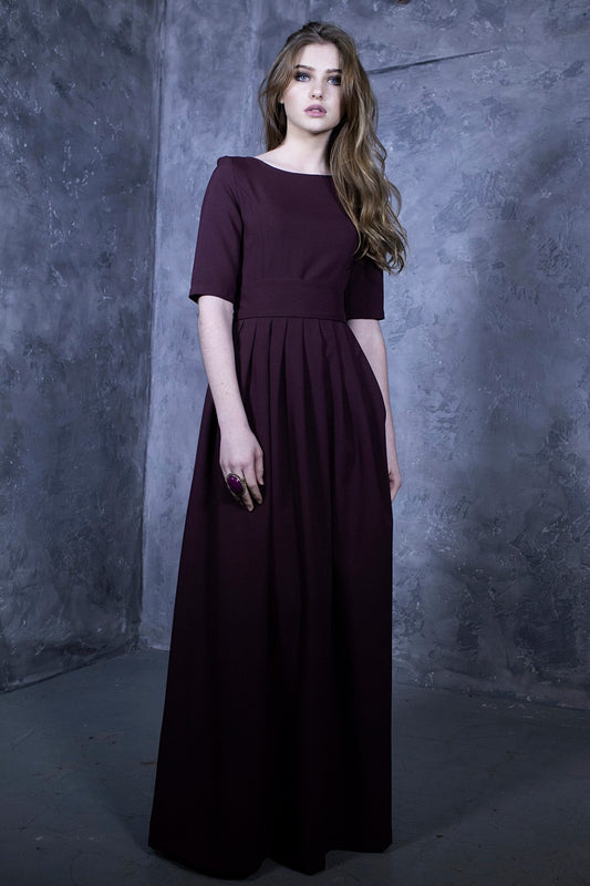 Maxi dress in grape color with pleats