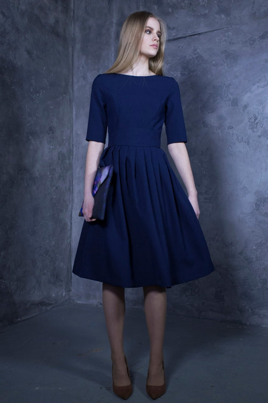 Tumši zila kleita ar ielocēm