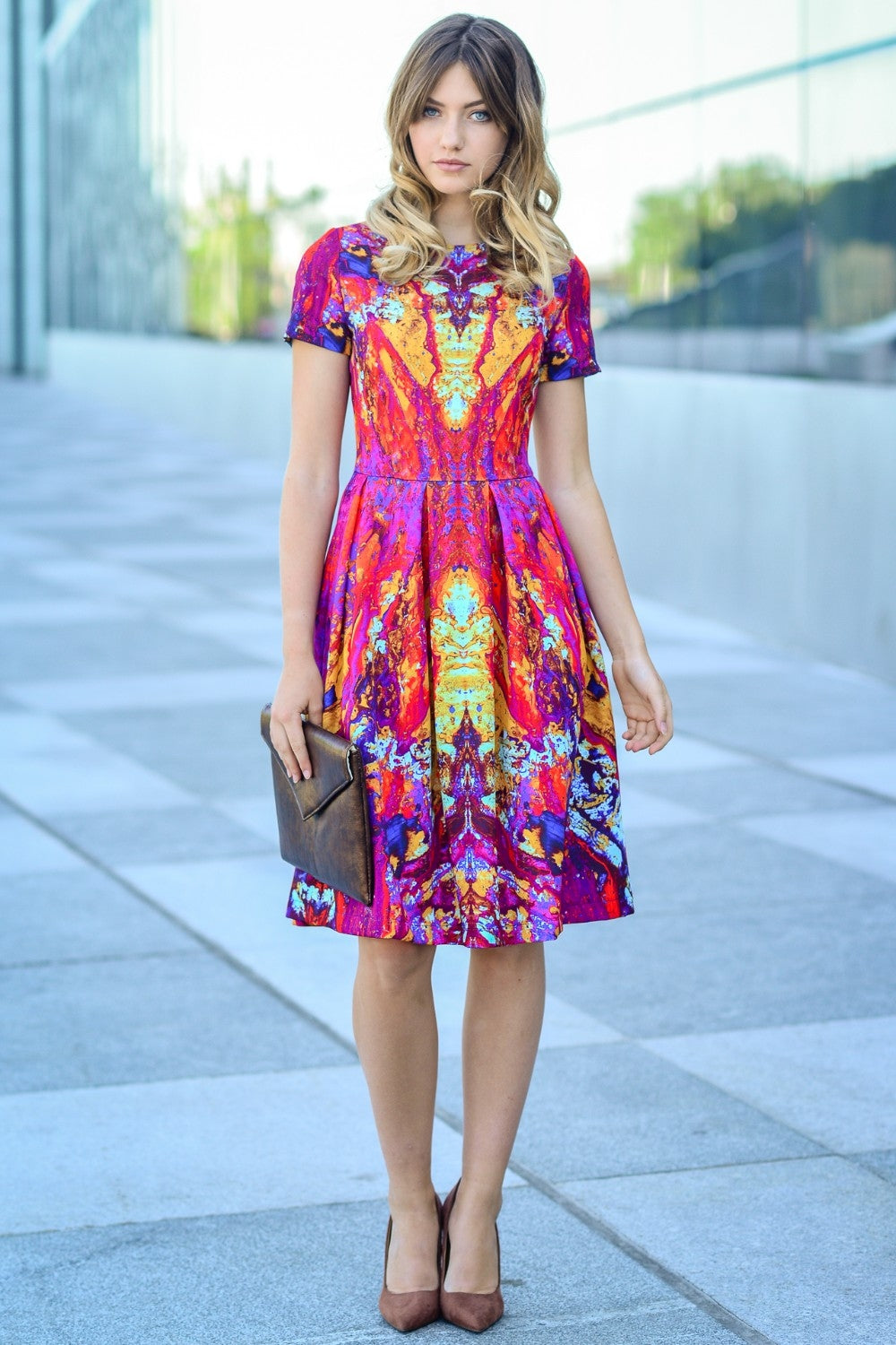 Kleid mit abstraktem rot-lila Druck 