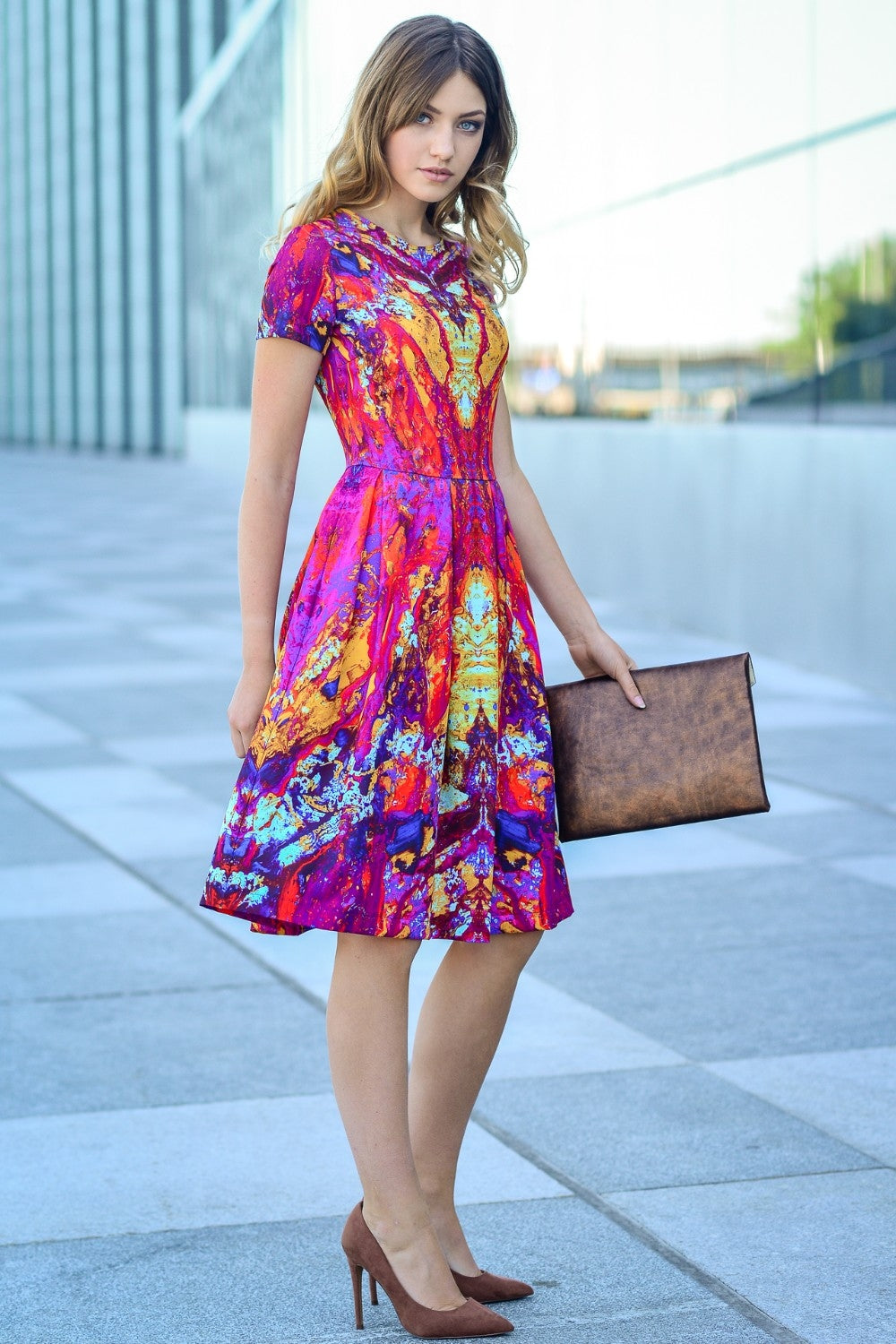 Kleita ar abstraktu sarkanvioletu apdruku