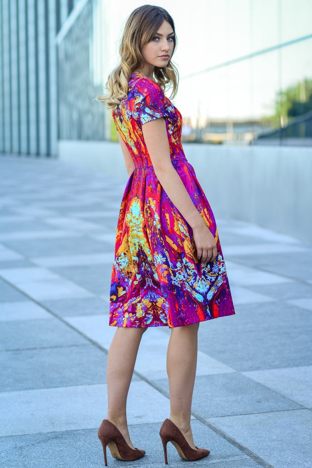 Kleid mit abstraktem rot-lila Druck 