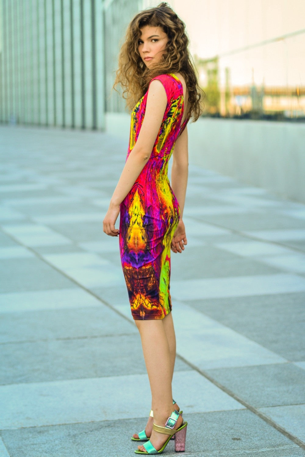 Abstraktas krāsas apdrukas kleita ar izgriezumu mugurpusē