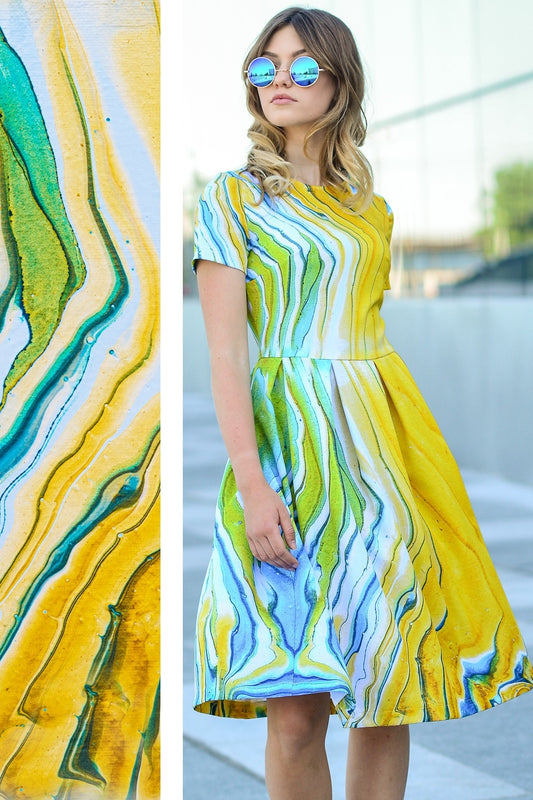 Kleid mit abstraktem blau-gelbem Liniendruck 