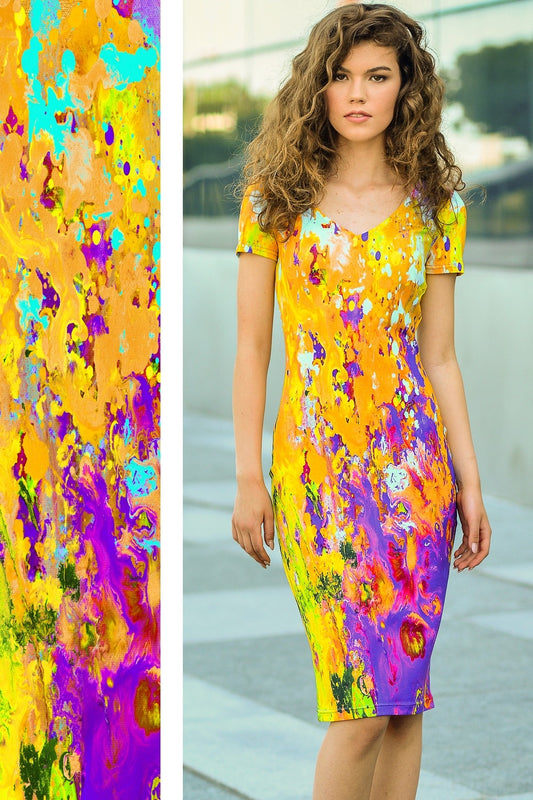 Kleid mit abstraktem gelb-lila Druck 