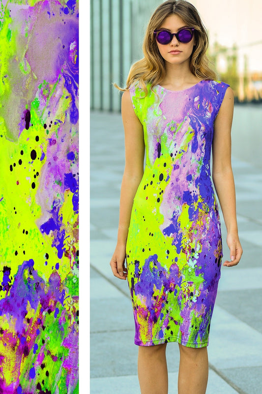 Kleid mit abstraktem grün-lila Druck 
