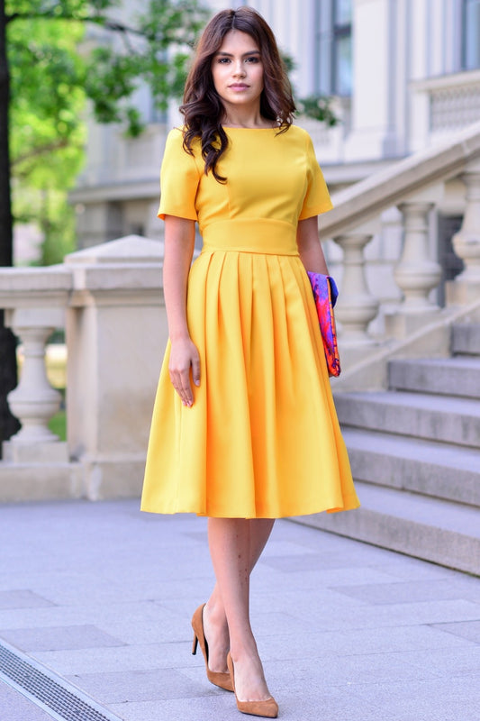 Gelbes Kleid mit Falten 