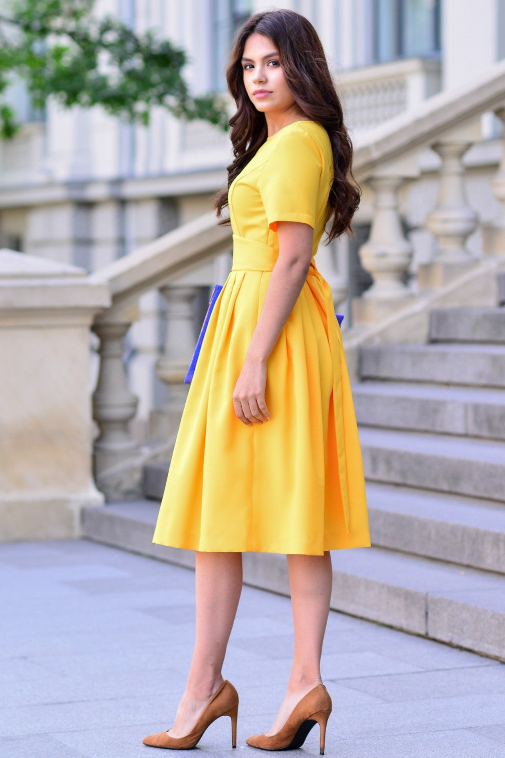 Dzeltena kleita ar ielocēm