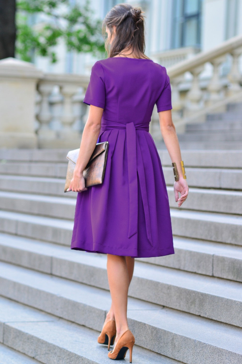 Violeta kleita ar ielocēm