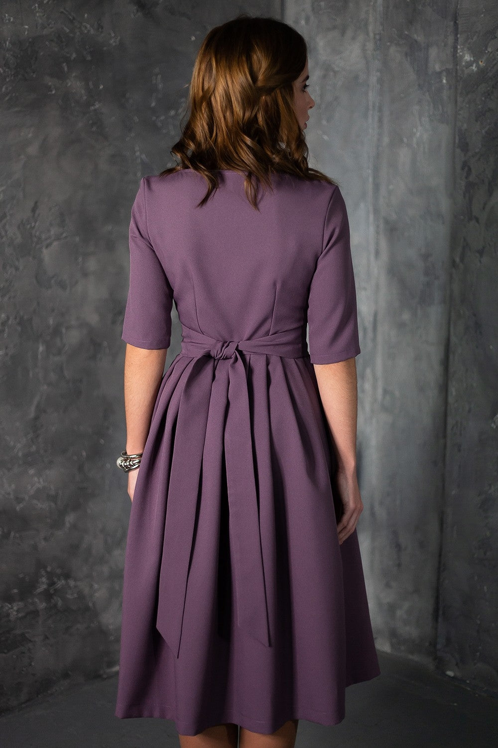 Pelēka violeta kleita ar ielocēm