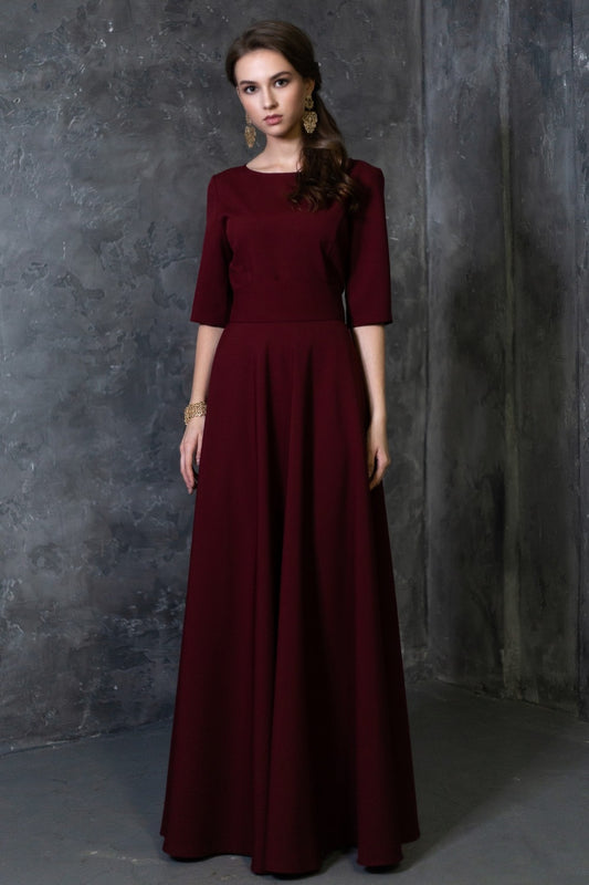 Tumši sarkana garā kleita ar saulīšsvārkiem