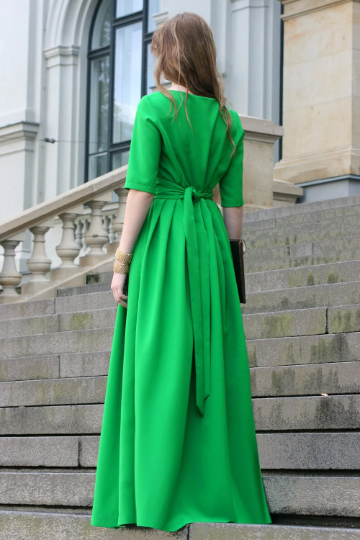 Gara zaļa kleita ar ielocēm. Zelta krāsas detaļa kakla izgriezumā