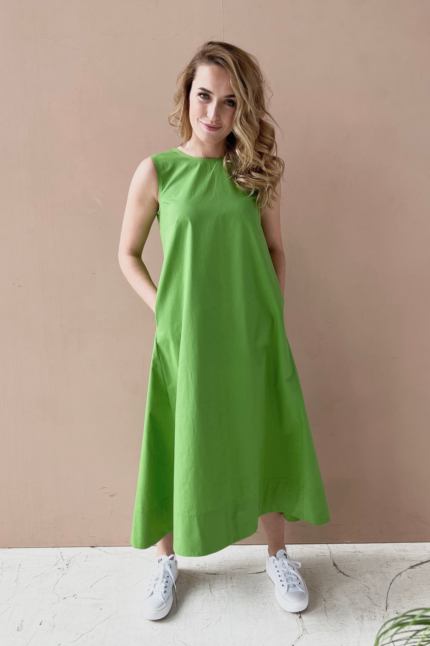 Zaļa zvanveida kleita ar kabatām